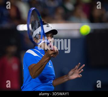 Bengaluru, Indien. November 2025. Sahaja Yamalapalli (IND) über Action während des Gruppenspiels im staatlichen Rasentennisverband Karnataka während der Billie Jean King Cup Playoffs in Bengaluru, Indien am 15. November 2025 Credit: Independent Photo Agency/Alamy Live News Stockfoto
