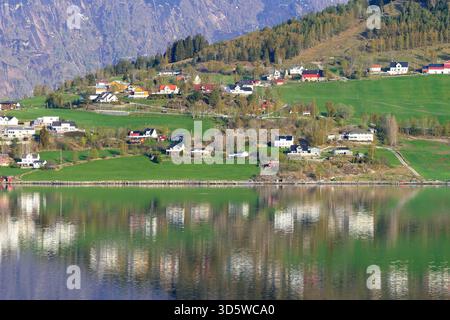 Malerischer Blick auf die norwegische Fjordküste mit wunderschönen Reflexionen in der ruhigen Wasseroberfläche Stockfoto