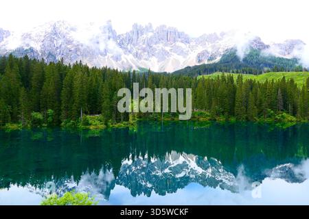 Nebelmorgen auf dem geheimnisvollen Karrieresee in den Dolomiten Südtirols, Italien Stockfoto