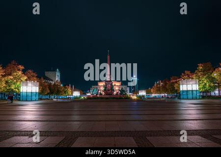 Blick auf den Mende-Brunnen und das Opernhaus in Leipzig. Stockfoto