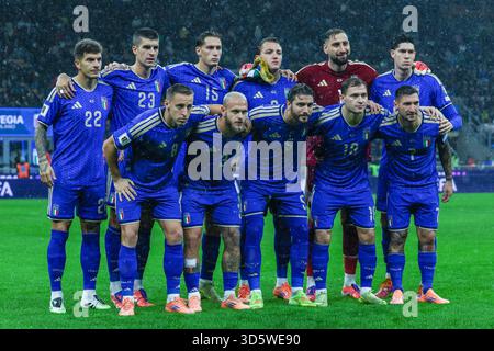 Mailand, Italien. November 2025. Italienische Spieler stehen beim Qualifikationsspiel der FIFA-Weltmeisterschaft 2026 zwischen Italien und Norwegen im San Siro Stadion in Mailand an. Credit: BEAUTIFUL SPORTS Pressefotoagentur/Alamy Live News Stockfoto