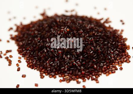Dunkelrotes Polymergranulat für die Kunststoffproduktion Stockfoto