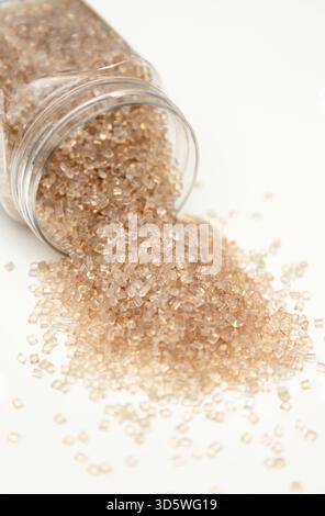 Verschüttetes durchsichtiges Polymergranulat aus Kunststoffglas Beschreibung: Stockfoto