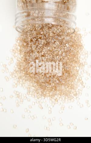 Bernsteinfarbene Kunststoffpellets für die industrielle Fertigung Stockfoto