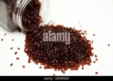 Dunkelrotes Polymergranulat für die Kunststoffproduktion Stockfoto