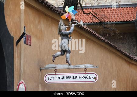 PRAG. TSCHECHISCH - 24. APRIL 2012: Dies ist ein Schild im alten Stil am Eingang zum Spielzeugmuseum in der Prager Burg. Stockfoto