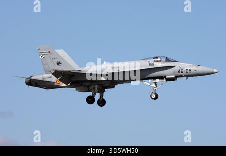 Eine McDonnell Douglas F/A-18A+ Hornet der spanischen Luftwaffe nähert sich dem Flughafen Lanzarote Arrecife an Stockfoto