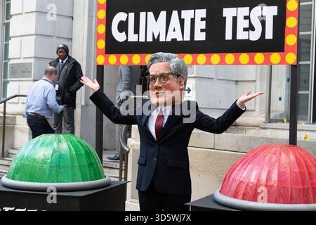 London, Großbritannien. November 2025. Ein Aktivist, der als Premierminister Sir Keir Starmer verkleidet ist, schließt sich den Klimaaktivisten von Mothers Rise Up an, die vor dem Department for Energy Security & Net Zero (DESNZ) einen theatralischen Protest „Reject Rosebank“ gegen die geplante Erschließung des Ölfeldes Rosebank durch die norwegische staatliche Ölgesellschaft Equinor veranstalten, die, sagen sie, sowohl Klimaziele als auch Meerestiere bedroht. Eine Regierungsentscheidung wird bald nach Ende einer öffentlichen Konsultation erwartet, nachdem Equinor erneut um Erlaubnis zur Nutzung des Feldes ersucht hatte. Quelle: Ron Fassbender/Alamy Live News Stockfoto