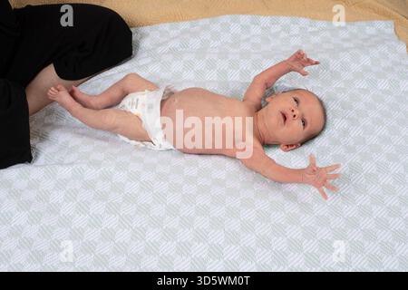 Neugeborener Junge, 3 Wochen alt mit Rückenschreckreflex Stockfoto