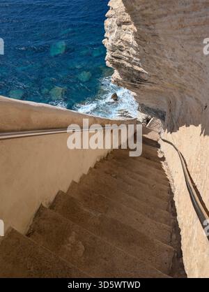 Blicken Sie hinunter auf die steile King Aragon Treppe, die in die Kalksteinklippen in der Sonne gehauen ist Stockfoto