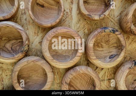 Nahaufnahme mehrerer Holzschalen aus sattem Holz mit einzigartigen Kornmustern und glatten Oberflächen, perfekt für die Küche oder als Elega Stockfoto