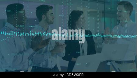 Das Klatschteam in Business-Kleidung beobachtet die Gesten des Lautsprechers am Rednerpult, mit Laptops und Datenüberlagerung Stockfoto