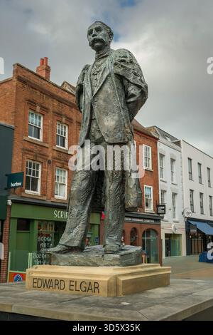 Worcester, Worcestershire - die Sir Edward Elgar Statue des Künstlers Kenneth Potts auf dem Cathedral Square ist eine bedeutende Hommage an einen der größten Englands Stockfoto