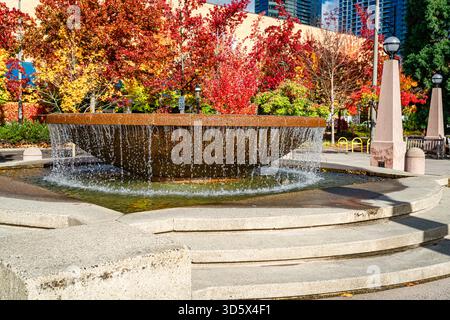 Ein Brunnen im Bellevue City Park im Bundesstaat Washington. Es ist Herbstsaison. Stockfoto