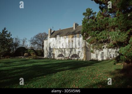 Sonniger Winterblick auf das Haus für einen Kunstliebhaber vom berühmten schottischen Architekten Charles Rennie Mackintosh im Bellahouston Park. Stockfoto