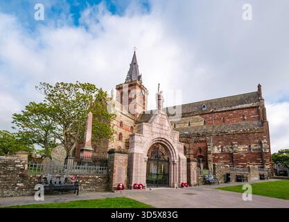Außenansicht der St. Magnus Cathedral, Kirkwall, Orkney Islands, Schottland, Großbritannien Stockfoto