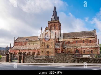 Blick auf das Äußere der St. Magnus Cathedral aus dem 12. Jahrhundert, Kirkwall, Orkney Islands, Schottland, Großbritannien Stockfoto