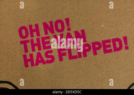 Oh nein, der Lieferwagen hat Details auf den Karton gekippt, um das Haus zu bewegen Stockfoto