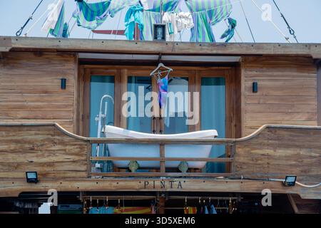Kabine mit privater Badewanne auf der Außenseite, Komodo, Indonesien Stockfoto