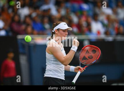Bengaluru, Indien. November 2025. Tamara Zidansek (SVN) über Action während des Gruppenspiels im staatlichen Rasentennisverband Karnataka während der Billie Jean King Cup Playoffs in Bengaluru, Indien am 15. November 2025 Credit: Independent Photo Agency/Alamy Live News Stockfoto