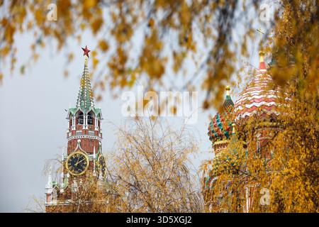 Blick auf den Moskauer Kreml und die Basilius-Kathedrale im Herbst Stockfoto