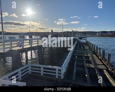 Sopot Beach Szene mit dem ikonischen Holzpier, der sich in die Ostsee erstreckt, Sandstrand, Wellen und Blick auf die Küste in diesem polnischen Resort Stadt Stockfoto