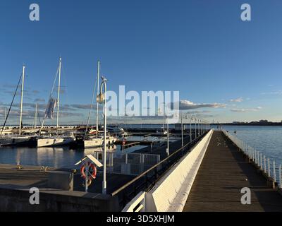 Sopot Beach Szene mit dem ikonischen Holzpier, der sich in die Ostsee erstreckt, Sandstrand, Wellen und Blick auf die Küste in diesem polnischen Resort Stadt Stockfoto