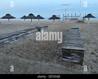 Sopot Beach Szene mit dem ikonischen Holzpier, der sich in die Ostsee erstreckt, Sandstrand, Wellen und Blick auf die Küste in diesem polnischen Resort Stadt Stockfoto