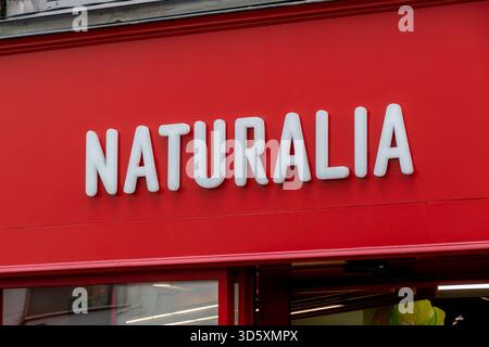 Zeichen eines Naturalia-Geschäfts in Paris, Frankreich. Naturalia ist ein französisches Unternehmen, das ökologische, faire und biodynamische Agrarprodukte vertreibt Stockfoto