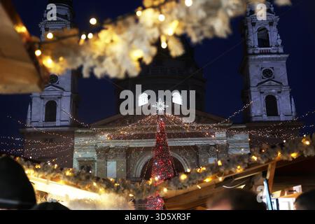 Stephansdom eingerahmt von den Dekorationen des Adventsbazilika-Weihnachtsmarktes in Budapest, Ungarn Stockfoto