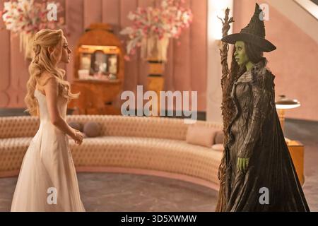 WICKED: FOR GOOD 2025 Universal Pictures Film mit Ariana Grande links als Glinda und Cynthia Erivo als Elphaba Stockfoto