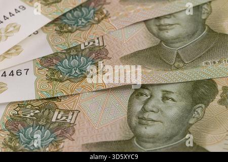 Nahaufnahme im Vollformathintergrund chinesischer Yuan-Banknoten mit Mao Zedong-Porträt Stockfoto