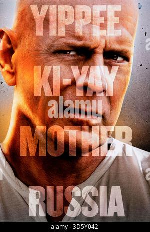 A Good Day to die Hard (2013) von John Moore mit Bruce Willis, Jai Courtney und Sebastian Koch. Ein New Yorker Polizist reist nach Moskau, um seinem entfremdeten Sohn zu helfen, und gemeinsam kämpfen sie gegen russische Terroristen, die eine nukleare Katastrophe bedrohen. Foto eines Original-Posters aus dem Jahr 2013 (USA) NUR ZUR REDAKTIONELLEN VERWENDUNG. Quelle: BFA / 20th Century Fox Stockfoto