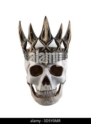 Menschlicher Schädel mit alter goldener Krone isoliert auf weißem Hintergrund Stockfoto