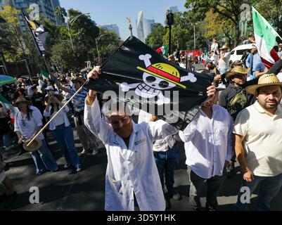 Mexiko-Stadt, Mexiko. November 2025. Personen, die an der Demonstration „Gen Z“ gegen die mexikanische Regierung nach der Ermordung des Bürgermeisters von Uruapan Carlos Manzola teilnehmen, während Mexikos Präsidentin Claudia Sheinbaum in den letzten Tagen die Legitimität der Bewegung in Frage gestellt hat. Am 15. November 2025 in Mexiko-Stadt. (Foto: Ian Robles/Eyepix Group/SIPA USA) Credit: SIPA USA/Alamy Live News Stockfoto