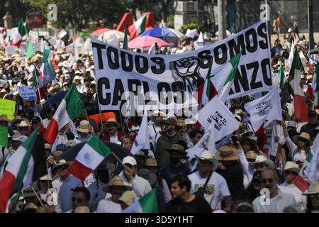 Mexiko-Stadt, Mexiko. November 2025. Personen, die an der Demonstration „Gen Z“ gegen die mexikanische Regierung nach der Ermordung des Bürgermeisters von Uruapan Carlos Manzola teilnehmen, während Mexikos Präsidentin Claudia Sheinbaum in den letzten Tagen die Legitimität der Bewegung in Frage gestellt hat. Am 15. November 2025 in Mexiko-Stadt. (Foto: Ian Robles/Eyepix Group/SIPA USA) Credit: SIPA USA/Alamy Live News Stockfoto