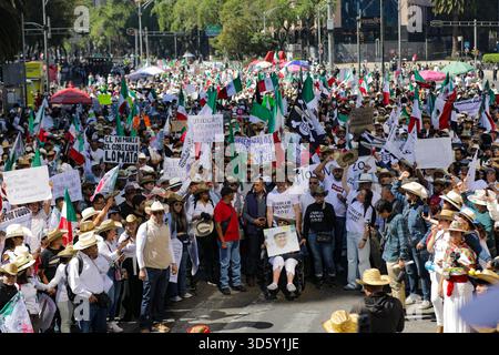 Mexiko-Stadt, Mexiko. November 2025. Personen, die an der Demonstration „Gen Z“ gegen die mexikanische Regierung nach der Ermordung des Bürgermeisters von Uruapan Carlos Manzola teilnehmen, während Mexikos Präsidentin Claudia Sheinbaum in den letzten Tagen die Legitimität der Bewegung in Frage gestellt hat. Am 15. November 2025 in Mexiko-Stadt. (Foto: Ian Robles/Eyepix Group/SIPA USA) Credit: SIPA USA/Alamy Live News Stockfoto