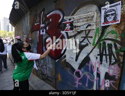 Mexiko-Stadt, Mexiko. November 2025. Personen, die an der Demonstration „Gen Z“ gegen die mexikanische Regierung nach der Ermordung des Bürgermeisters von Uruapan Carlos Manzola teilnehmen, während Mexikos Präsidentin Claudia Sheinbaum in den letzten Tagen die Legitimität der Bewegung in Frage gestellt hat. Am 15. November 2025 in Mexiko-Stadt. (Foto: Ian Robles/Eyepix Group/SIPA USA) Credit: SIPA USA/Alamy Live News Stockfoto