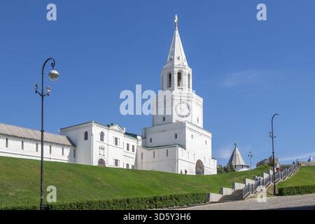 Kasan, Russland - 19. Mai 2021. Blick auf den alten historischen Spasskaya-Turm und die Mauer des Kasaner Kremls. Selektiver Fokus Stockfoto