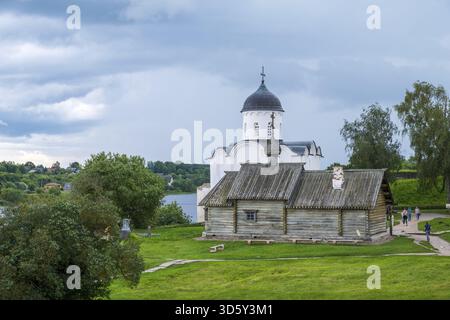 Staraya Ladoga, Russland - 08.10.24. Kirchen von St. Georg dem Sieger und St. Demetrius von Thessaloniki in der Staraya Ladoga Festung, 12. Jahrhundert Stockfoto