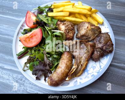 Gemischtes Grillessen mit Pommes frites Stockfoto