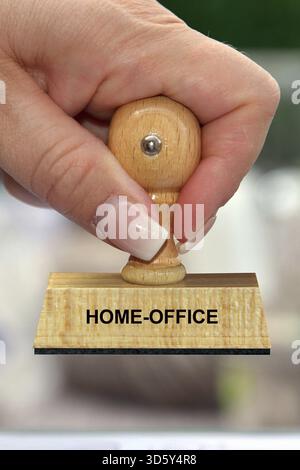 Hand mit Stempel, Frauenhand, Aufschrift: Home Office, Home Office, Home Office, Home, Arbeit, Atelier, Niedersachsen, Bundesrepublik Deutschland Stockfoto