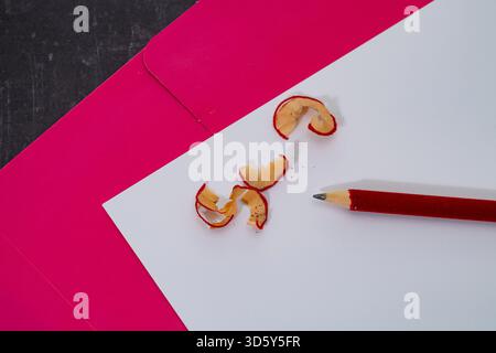 Geschärfter Bleistift auf einem Blatt weißes Papier Stockfoto