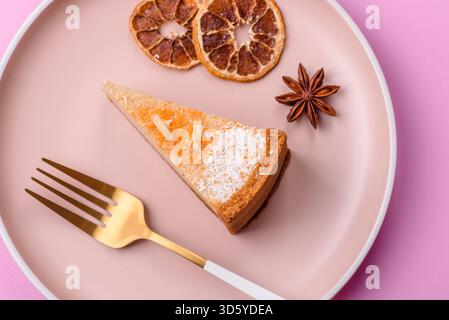 Käsekuchen, ein Stück süßer Kuchen, ein klassisches Käsedessert. Käsekuchen als Lebensmittelhintergrund für Ihr Design Stockfoto