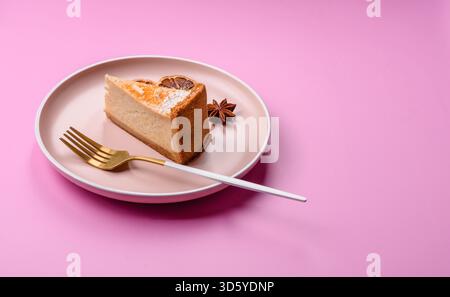 Käsekuchen, ein Stück süßer Kuchen, ein klassisches Käsedessert. Käsekuchen als Lebensmittelhintergrund für Ihr Design Stockfoto