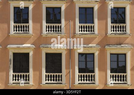 Historische maurische Festung mit dem roten Palast Palacio de Villavicencio, Alcazar de Jerez de la Frontera, Cadiz, Andalusien, Spanien Stockfoto