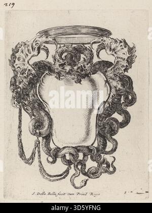 Ein Stich von Stefano Della Bella aus dem Jahr 1647 mit einer dekorativen Kartusche, die von Drachen flankiert ist, mit detaillierter Ornamentik, symmetrischem Design, barocken künstlerischen Motiven und präziser Linienarbeit. Stockfoto