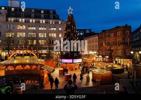 Der jährliche Weihnachtsmarkt in Birmingham findet jedes Jahr im November und Dezember statt. Abgebildet sind Verkaufsstände am Victoria Square im Herzen der Stadt. Der Markt ist einer der größten Weihnachtsmärkte in Europa und bietet Verkaufsstände und Veranstaltungen im gesamten Stadtzentrum. Stockfoto