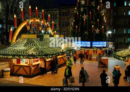 Der jährliche Weihnachtsmarkt in Birmingham findet jedes Jahr im November und Dezember statt. Abgebildet sind Verkaufsstände am Victoria Square im Herzen der Stadt. Der Markt ist einer der größten Weihnachtsmärkte in Europa und bietet Verkaufsstände und Veranstaltungen im gesamten Stadtzentrum. Stockfoto
