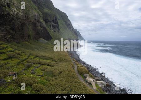 Achadas da Cruz, Madeira, Portugal. Das kleine Küstendorf mit der steilsten Seilbahn Europas. Drohnenansicht aus der Luft, Achadas da Cruz, Portugal Stockfoto